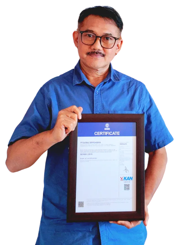 Tim Global Service Agency memegang sertifikat ISO 9001:2015 PT Global Servis Agensi